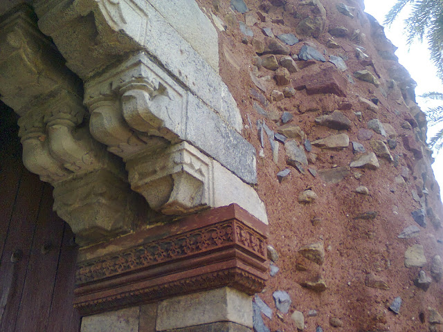 Pillars in Humayun Tomd.jpg